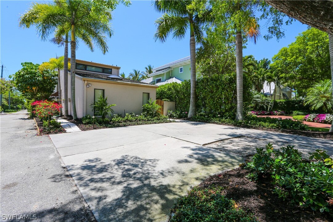 550 3rd Ave N in Naples, FL - Building Photo