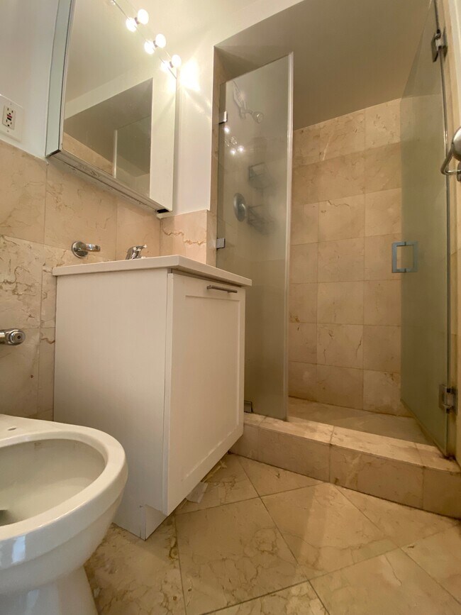 1521 York Ave in New York, NY - Building Photo - Building Photo