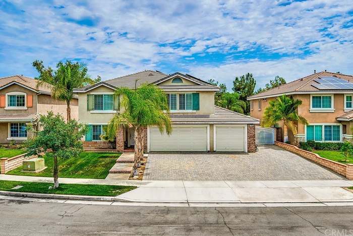 2365 Cornell Cir in Corona, CA - Foto de edificio