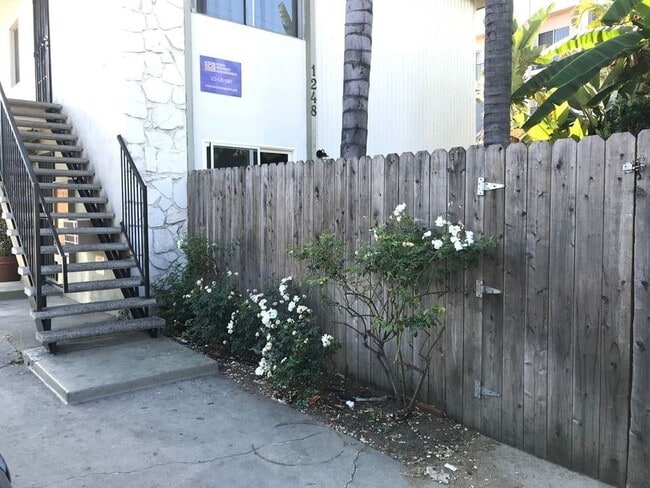 1248 N Las Palmas Ave