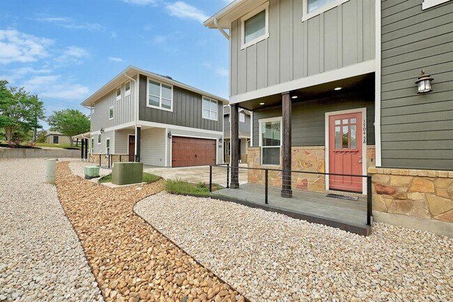 1700 Cedar Bend Dr in Austin, TX - Building Photo - Building Photo