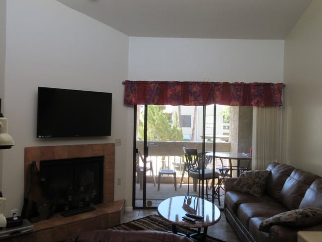 8651 E Royal Palm Rd, Unit 209 in Scottsdale, AZ - Foto de edificio - Building Photo