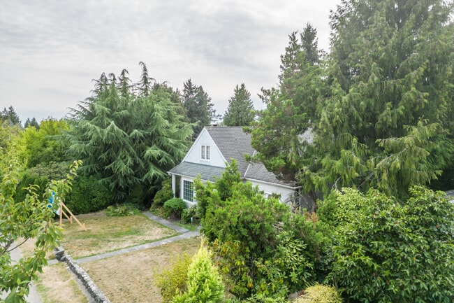 The Dunbar in Vancouver, BC - Building Photo - Building Photo