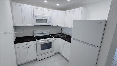 801 NW 47th Ave in Miami, FL - Building Photo - Building Photo