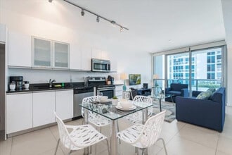 6551 Collins Ave in Miami Beach, FL - Foto de edificio - Building Photo