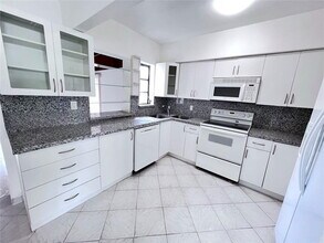 2101 SW 81st Ave in Miami, FL - Building Photo - Building Photo