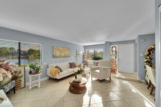 261 Wimbledon Lakes Dr in Plantation, FL - Building Photo - Building Photo