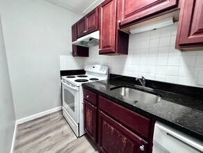 60 Pleasant St, Unit 206 in Arlington, MA - Building Photo - Building Photo