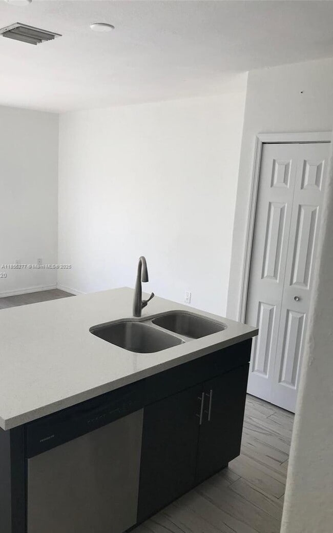 8043 W 36th Ave in Hialeah, FL - Foto de edificio - Building Photo