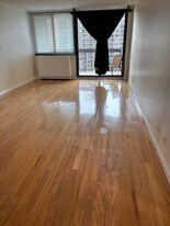 2 Bay Club Dr in Queens, NY - Building Photo