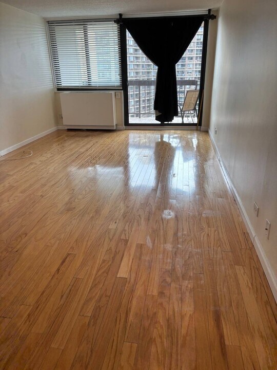 2 Bay Club Dr in Queens, NY - Building Photo