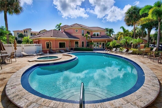 600 Uno Lago Dr