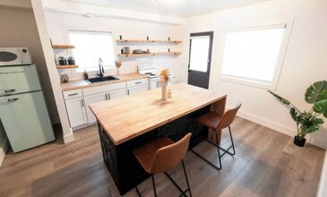 1205 Bridge St NW in Grand Rapids, MI - Foto de edificio - Building Photo