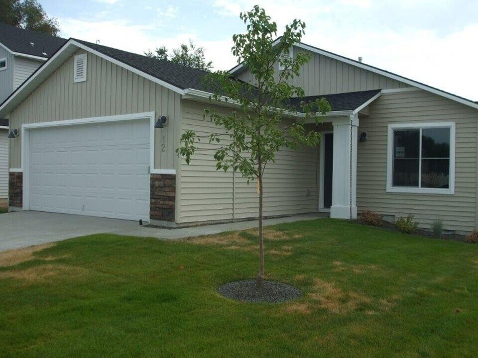 12 S Sapling Wy in Nampa, ID - Building Photo