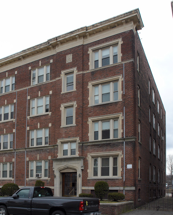 585 Pleasant St in Holyoke, MA - Building Photo