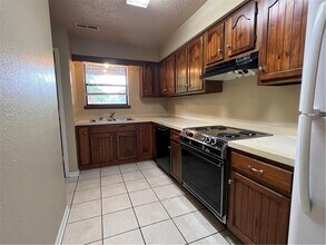 2043 E Oaks Dr in Fayetteville, AR - Building Photo - Building Photo