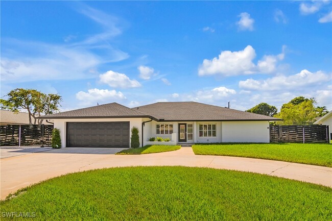 438 Cypress Way E in Naples, FL - Foto de edificio - Building Photo