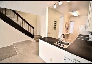 3029 Kaiser Dr, Unit D in Santa Clara, CA - Foto de edificio - Building Photo