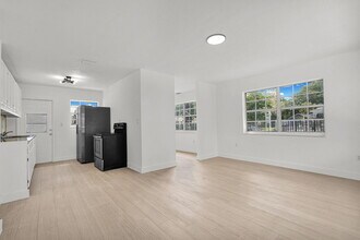 153 NW 42nd St in Miami, FL - Foto de edificio - Building Photo