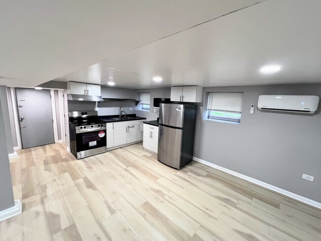 5628 W Eastwood Ave in Chicago, IL - Building Photo - Building Photo