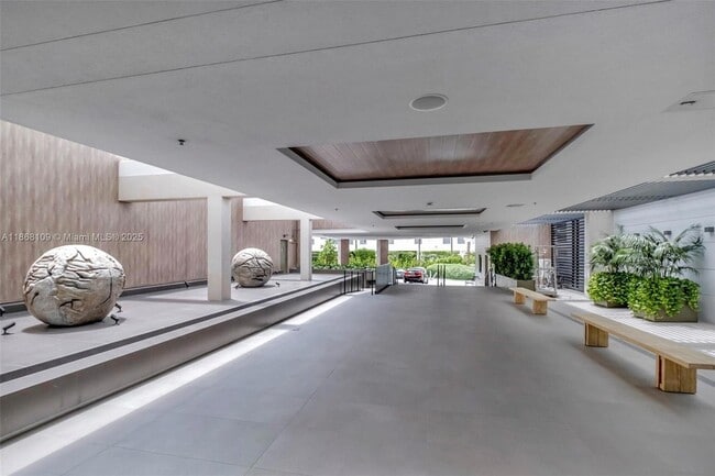 2301 Collins Ave, Unit 321 in Miami Beach, FL - Foto de edificio - Building Photo