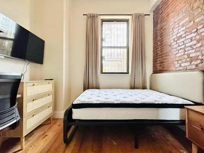 Furnished room/NOT APARTMENT in Ridgewood, NY - Building Photo - Building Photo