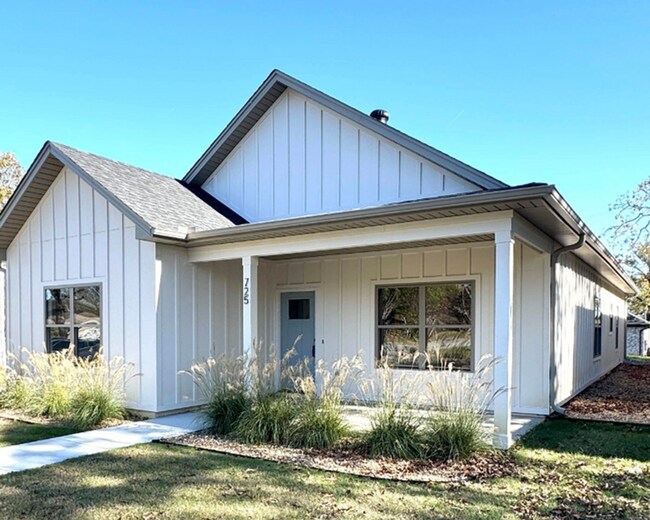 property at 725 S Valentine St