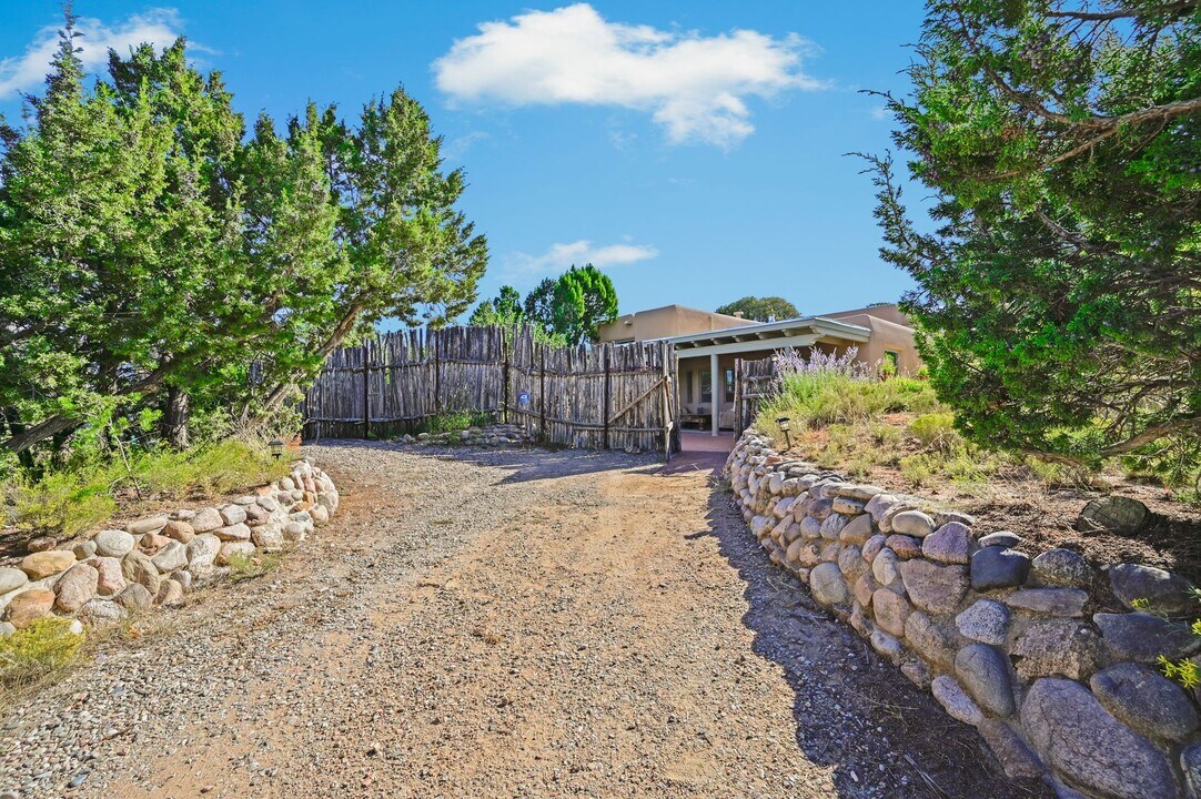 2021 Conejo Dr in Santa Fe, NM - Building Photo