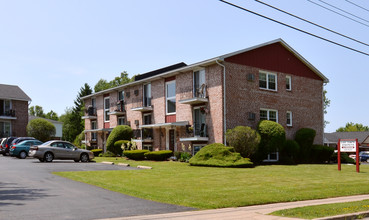 East Towne in Lockport, NY - Foto de edificio - Building Photo