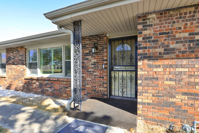 2305 E Hines St in Republic, MO - Building Photo - Building Photo