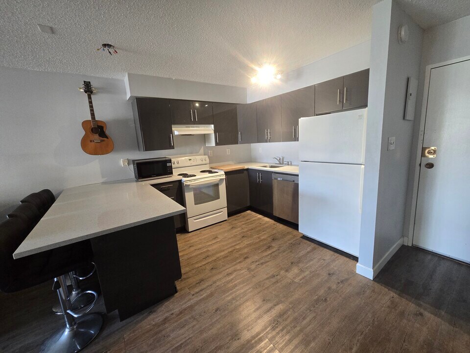 1718 Nelson St in Vancouver, BC - Building Photo