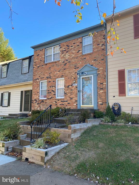 property at 8207 Stationhouse Ct