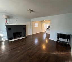 185 McKinley Dr in Mastic Beach, NY - Building Photo - Building Photo