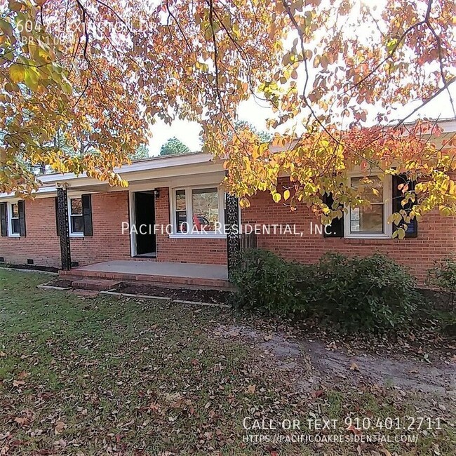 6047 Lexington Dr in Hope Mills, NC - Building Photo - Building Photo