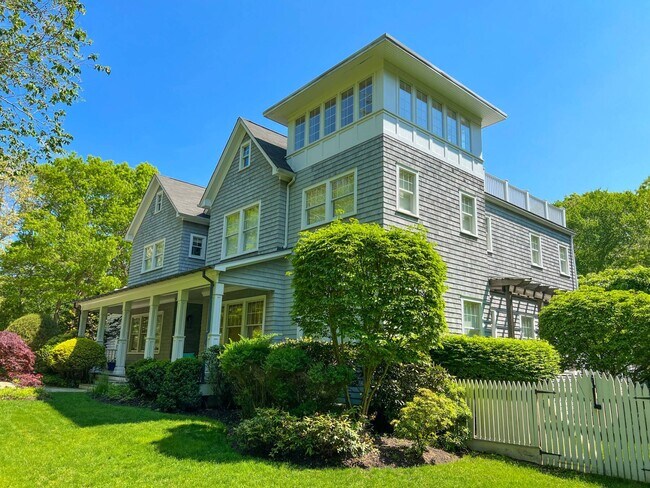 118 Water Mill Towd Rd in Water Mill, NY - Building Photo - Building Photo