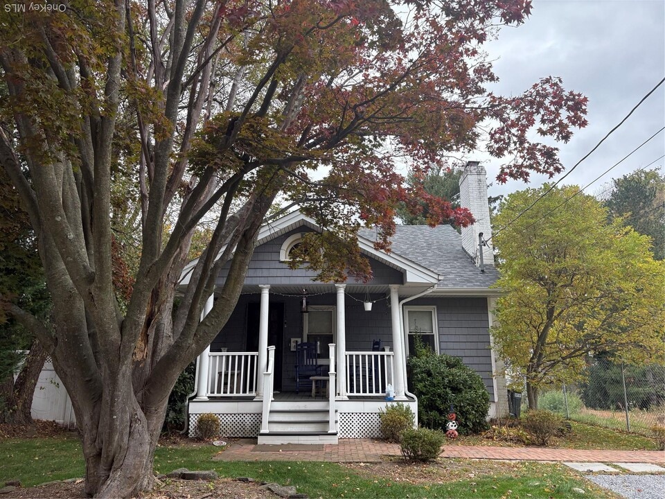 45 Central Pkwy in Huntington, NY - Building Photo