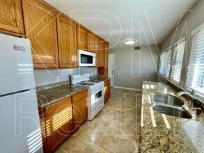 1117 Brookside Rd in Stockton, CA - Foto de edificio - Building Photo