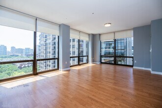 233 E 13th St in Chicago, IL - Building Photo - Building Photo