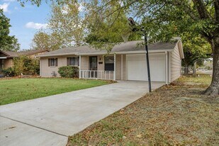 100 E Cunningham St in Bonham, TX - Building Photo