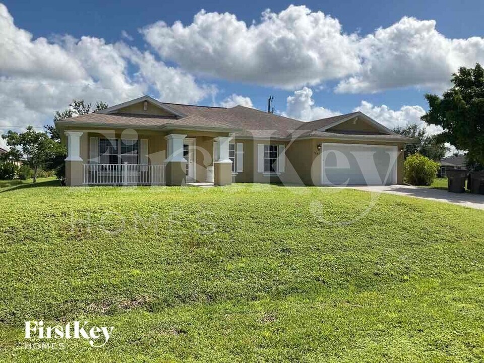 2047 NE 20th Terrace in Cape Coral, FL - Building Photo