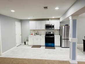 13104 Bay Hill Dr in Beltsville, MD - Foto de edificio - Building Photo