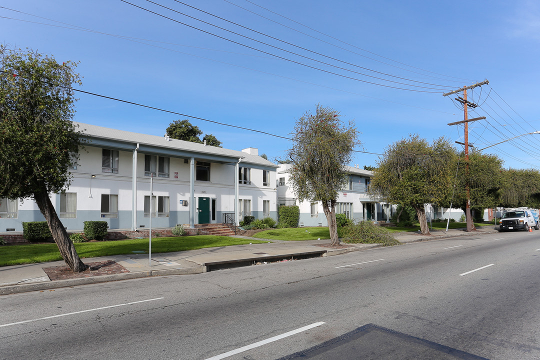 La Brea Apartments in Los Angeles, CA - Foto de edificio