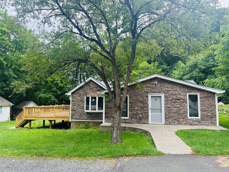 302 S Mountain Rd in New City, NY - Building Photo