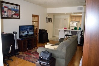 2010 Blackberry Cir in Oxnard, CA - Building Photo - Building Photo