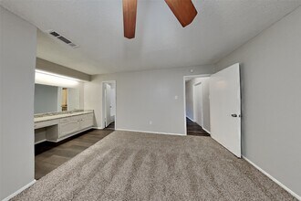 10018 Rippling Fields Dr in Houston, TX - Building Photo - Building Photo