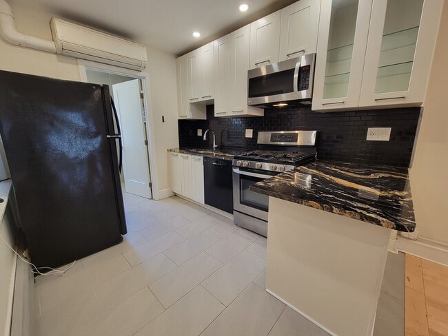 409 South St, Unit 2 in Philadelphia, PA - Foto de edificio - Building Photo