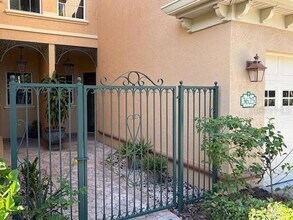 3625 Square W Ln in Sarasota, FL - Building Photo - Building Photo