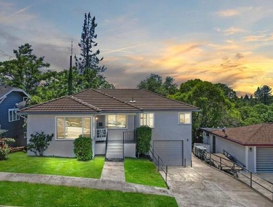 1112 College Way in Auburn, CA - Building Photo