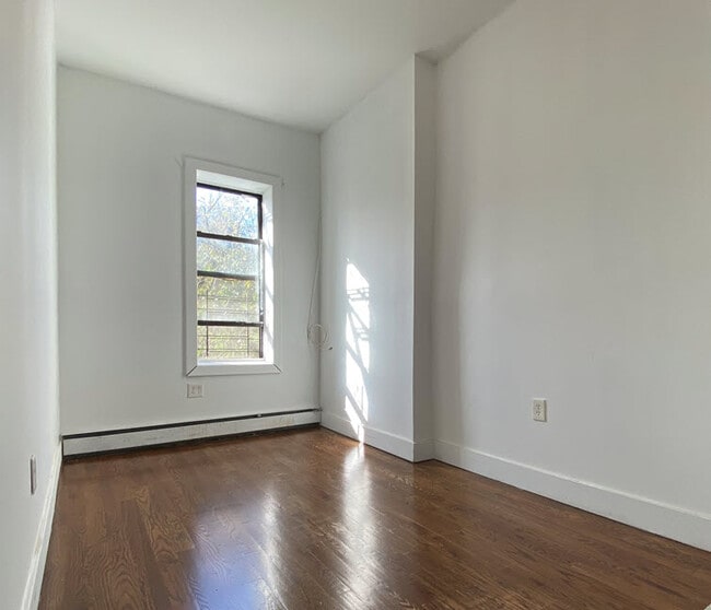 304 Bradford St, Unit 1 in Brooklyn, NY - Building Photo - Building Photo