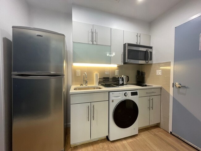 230 Sullivan St in New York, NY - Building Photo - Building Photo